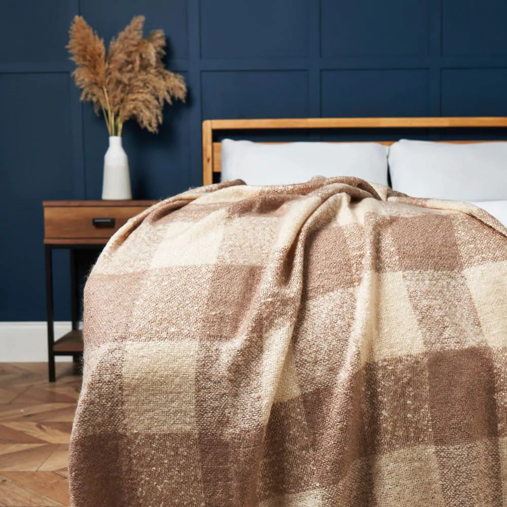 Sophie Throw, Natural